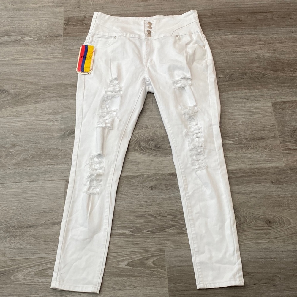 NWT H&Y White Distressed Plus Size Colombian Jeans